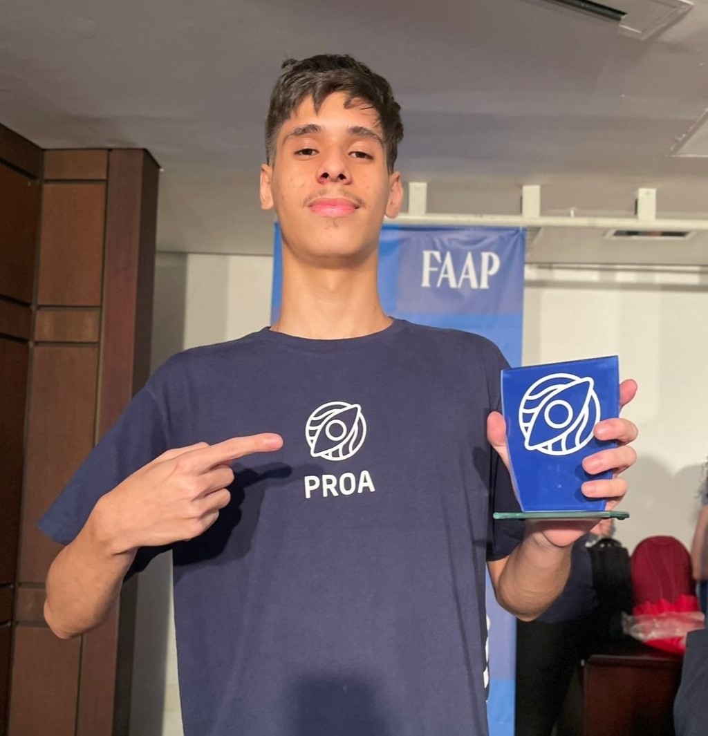 imagem-menino-segurando-prêmio